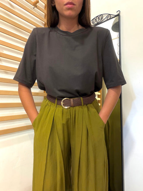T-shirt in cotone marrone con spallina imbottita manica al gomito