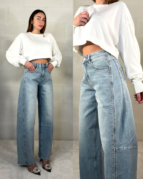 Denim baggy chiaro con borchie