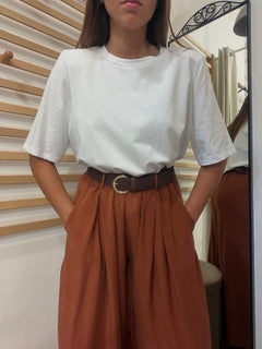 T-shirt in cotone bianca con spallina imbottita manica al gomito