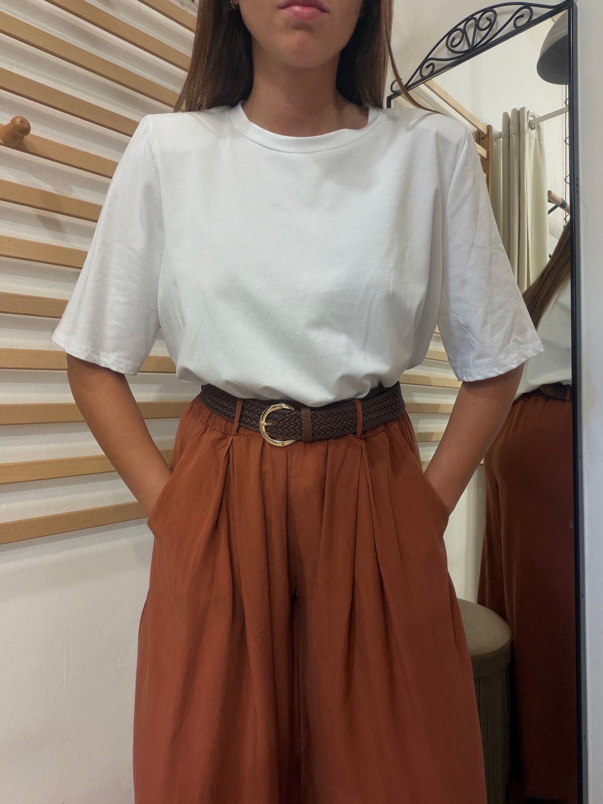 T-shirt in cotone bianca con spallina imbottita manica al gomito