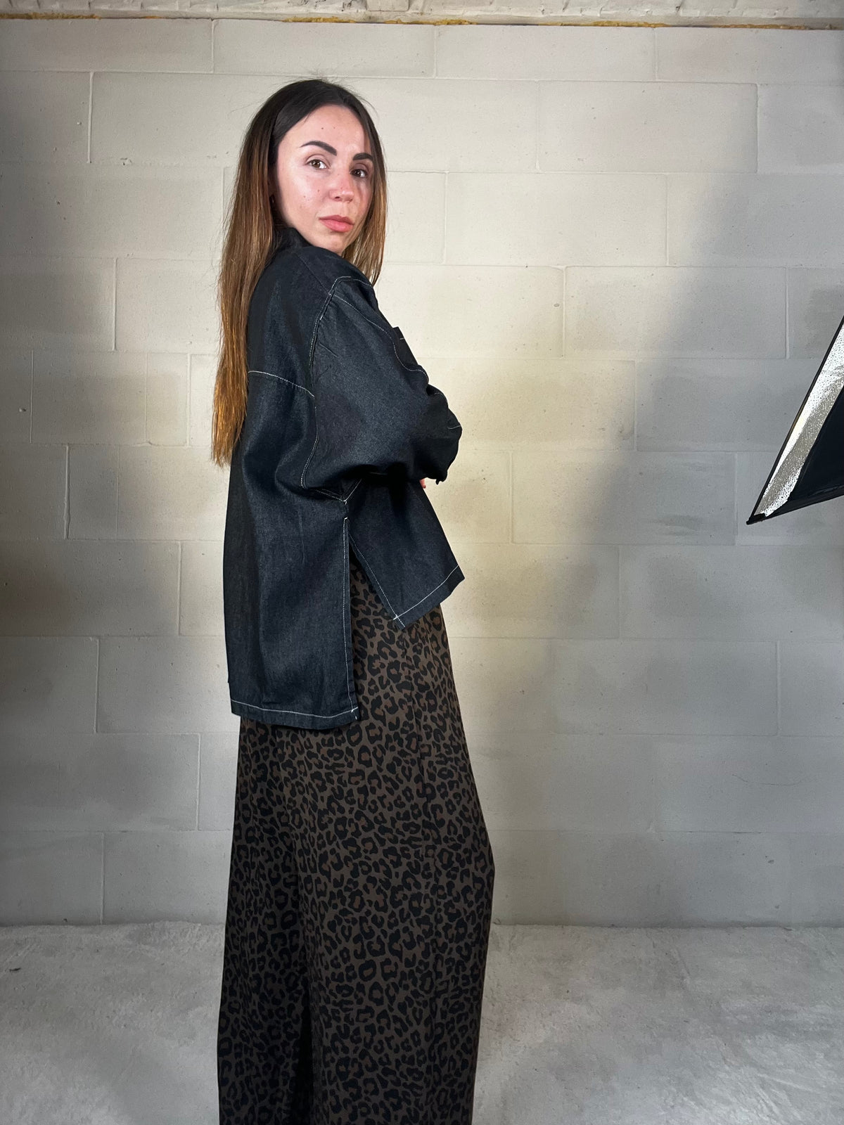 Camicia in denim over nera più lunga sul retro