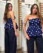 Top blu a pois bianchi con busto elasticizzato e coppe