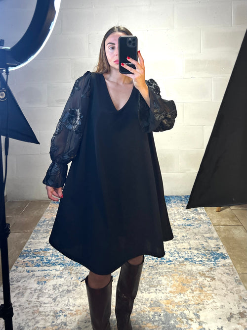 Vestito ampio manica velata