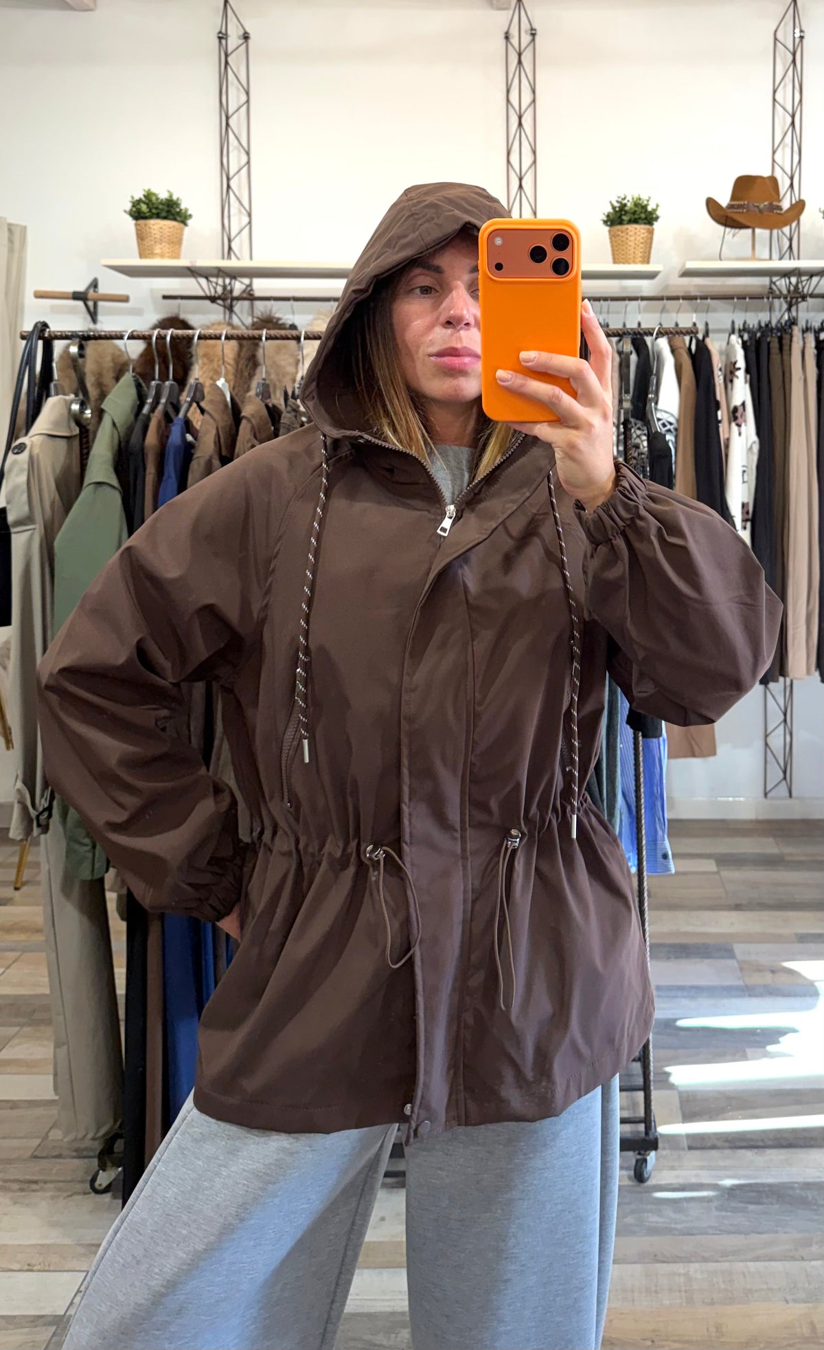 Giacca stile impermeabile con coulisse marrone