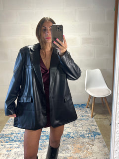 Blazer over taglio maschile in ecopelle