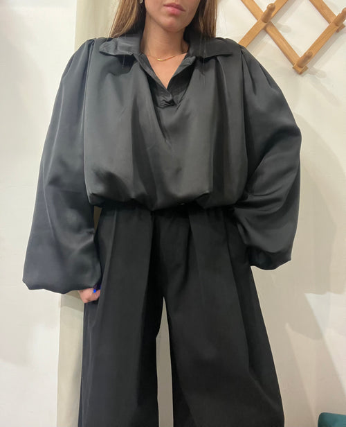 Blusa satinata nera bombata con elastico sul fondo