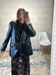 Blazer over taglio maschile in ecopelle