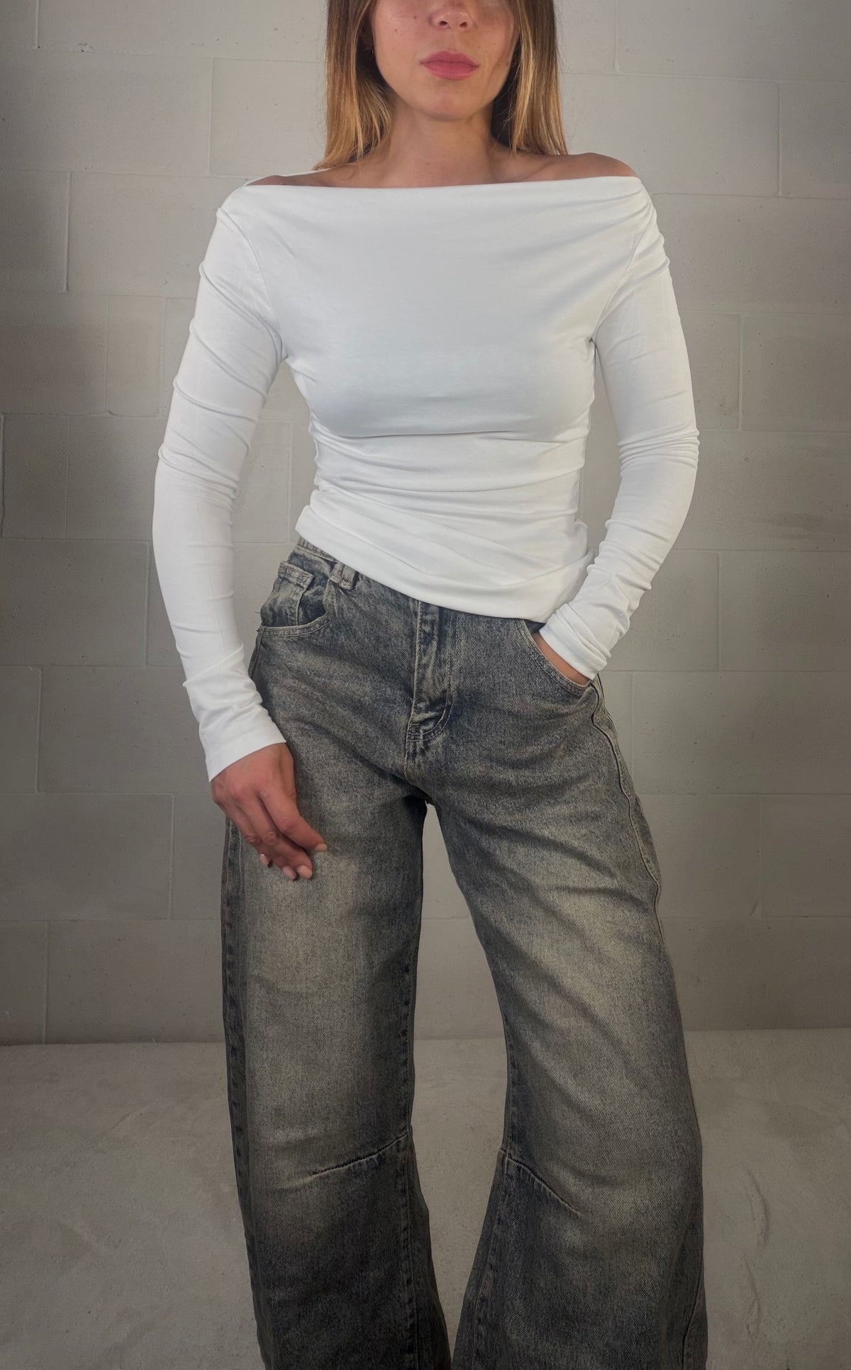 T-shirt scollo a barchetta bianca 75% cotone extra elasticizzata