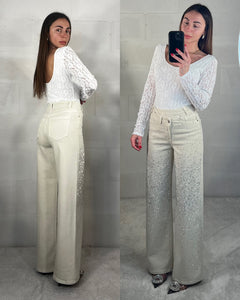 Denim chiusura laterale color panna con strass