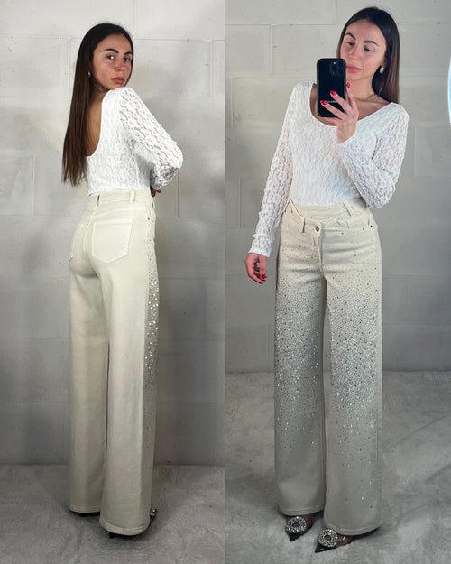Denim chiusura laterale color panna con strass