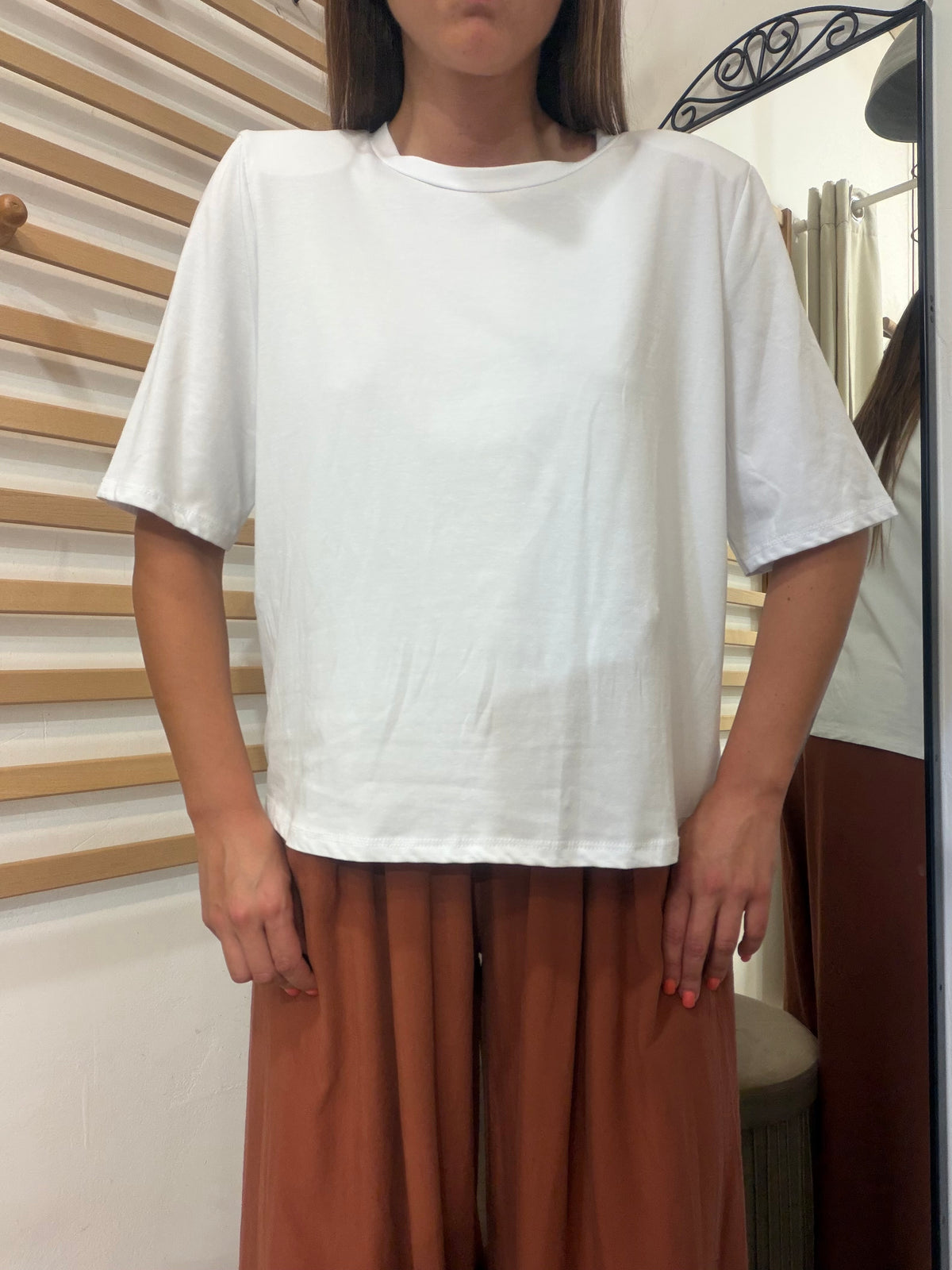 T-shirt in cotone bianca con spallina imbottita manica al gomito