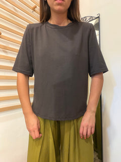T-shirt in cotone marrone con spallina imbottita manica al gomito