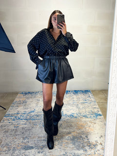 Short in ecopelle con tasche ed elastico in vita
