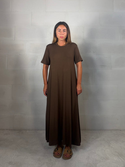 Maxi abito t-shirt in viscosa “per tutte le taglie” marrone