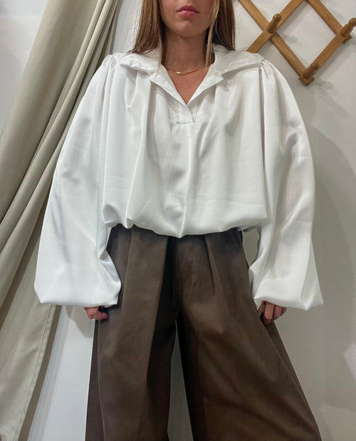Blusa satinata bianca bombata con elastico sul fondo