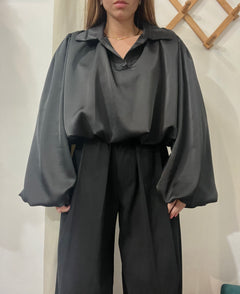 Blusa satinata nera bombata con elastico sul fondo