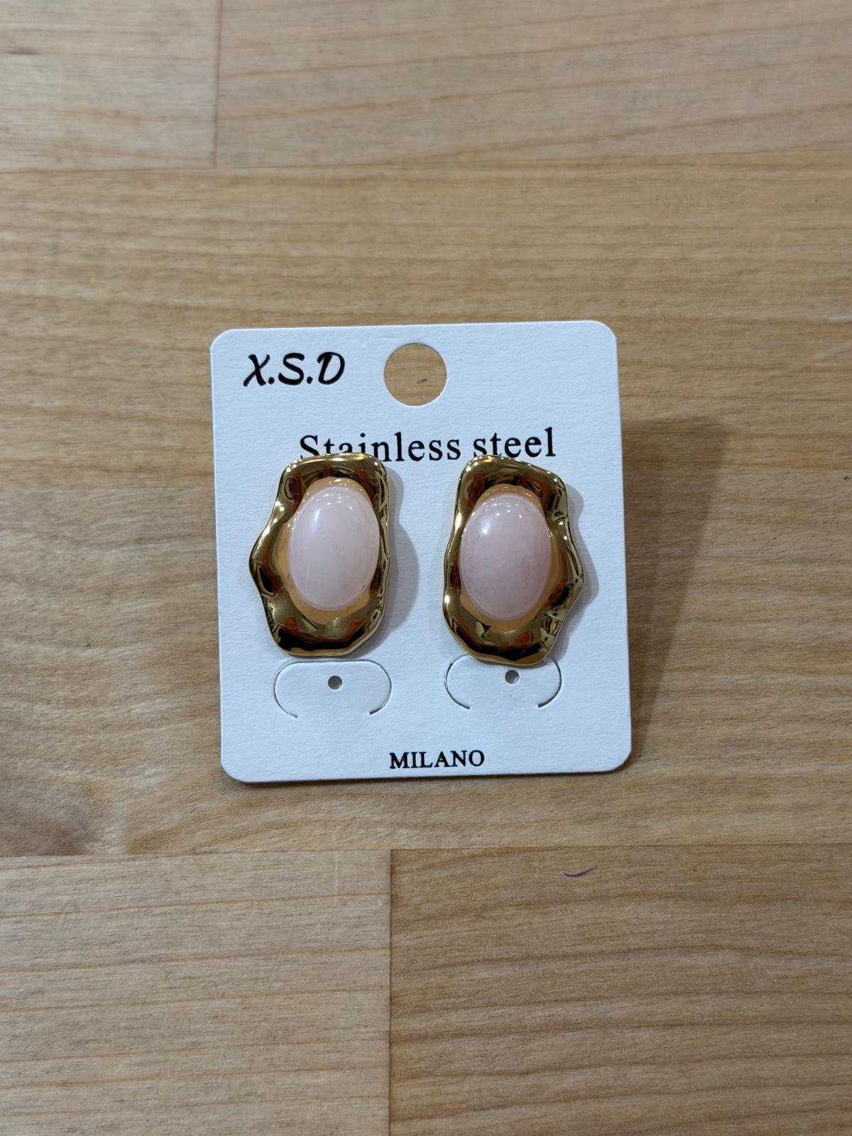 Orecchini stile vintage dorati con pietra rosa