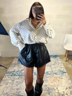 Short in ecopelle con tasche ed elastico in vita