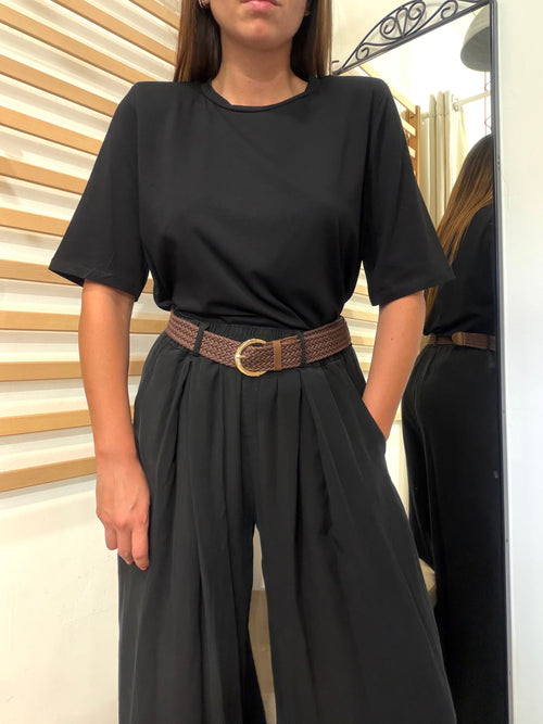 T-shirt in cotone nera con spallina imbottita manica al gomito