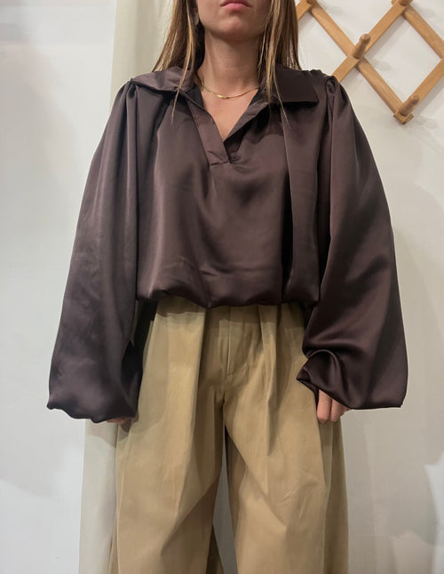Blusa satinata testa di moro bombata con elastico sul fondo