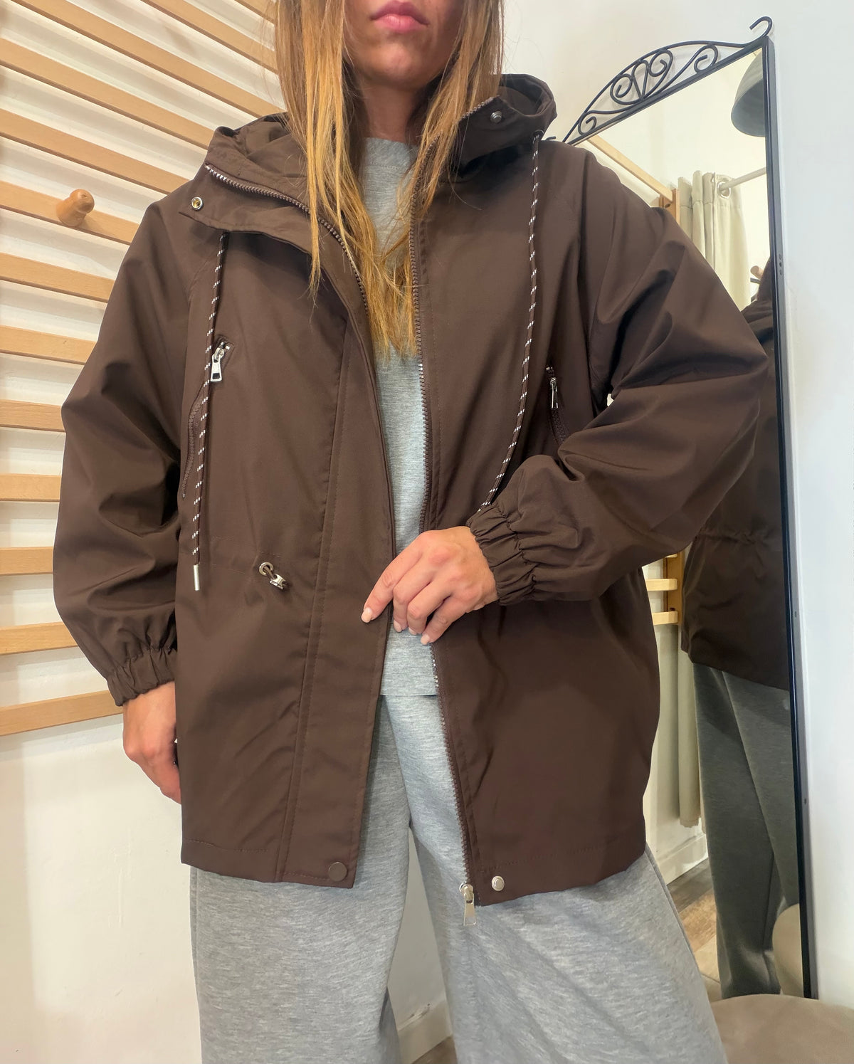 Giacca stile impermeabile con coulisse marrone