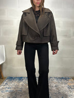 Cappotto corto “Eleganza senza tempo” marrone