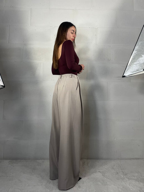 Pantalone ampio con pence beige chiaro