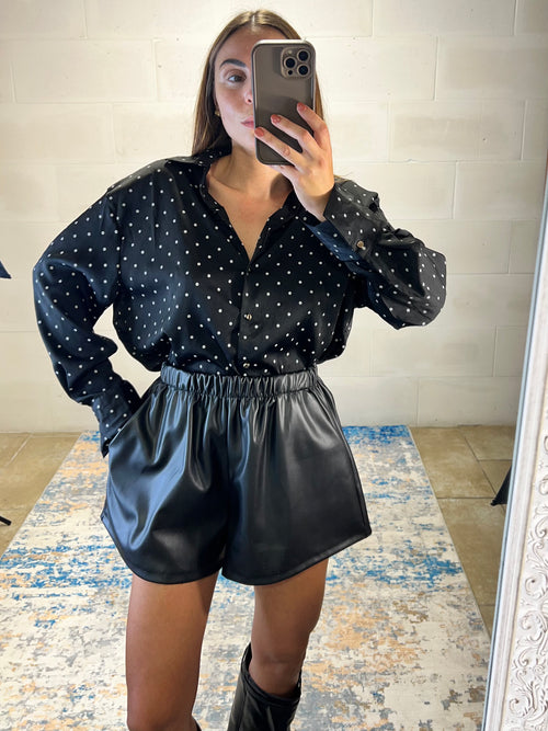 Short in ecopelle con tasche ed elastico in vita