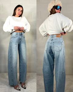 Denim baggy chiaro con borchie