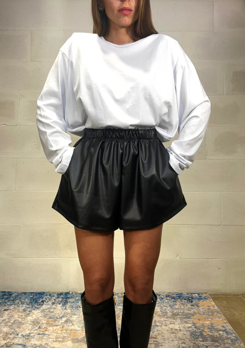 Short in ecopelle con elastico in vita