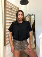 T-shirt bombata sul fondo con spallina imbottita nera 95% cotone
