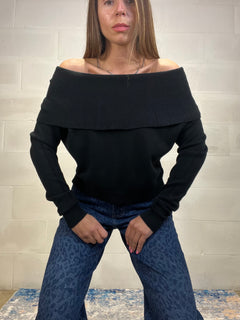 Pull risvolto e spalle cadenti nero