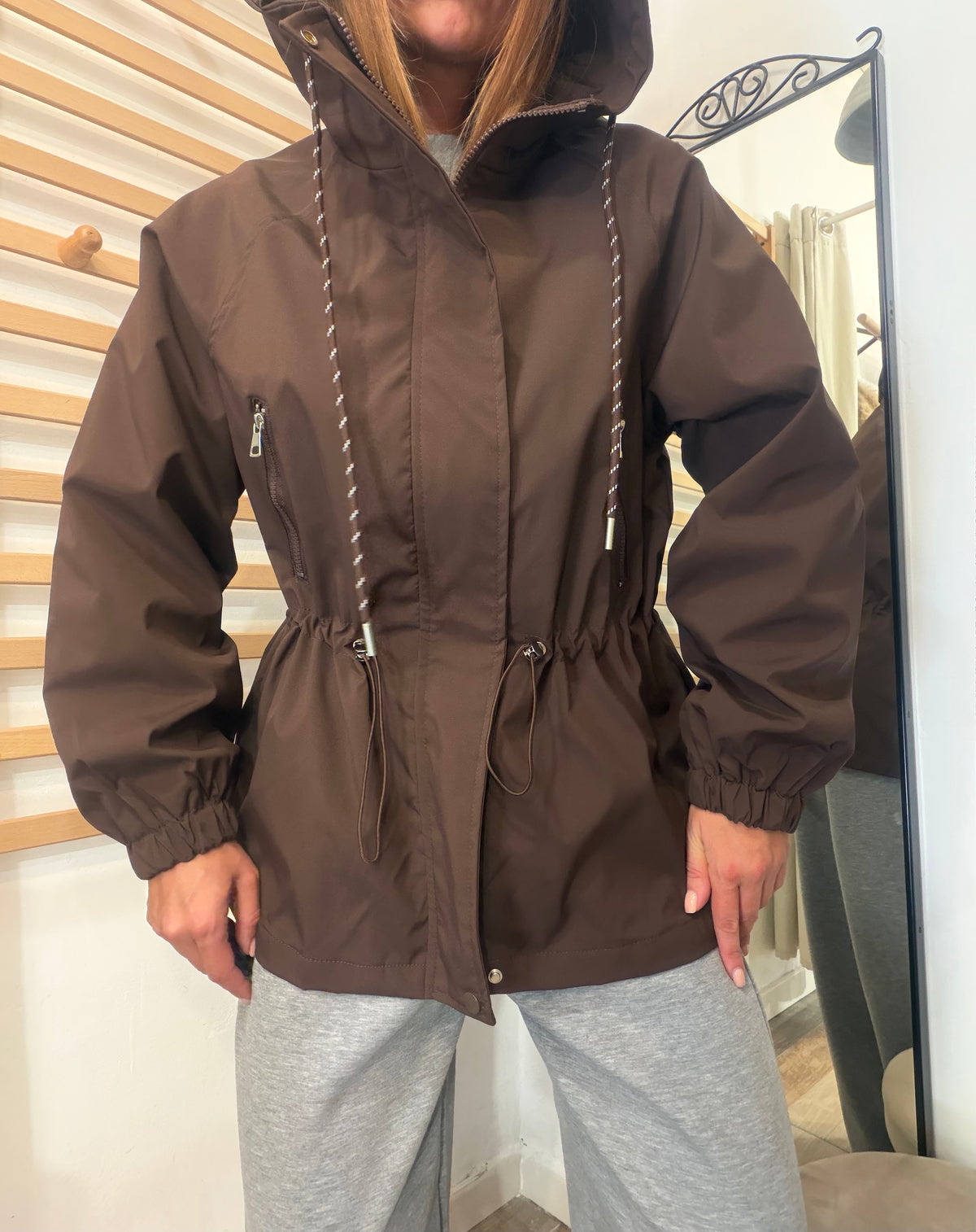 Giacca stile impermeabile con coulisse marrone